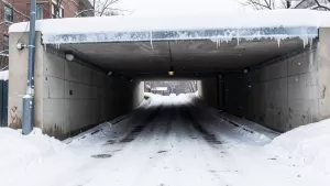 zadaszenie wjazdu do garażu podziemnego